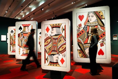 Naipes gigantes en la exposición 'Los mundos de Alicia. Soñar el país de las maravillas', en el CaixaForum de Madrid.