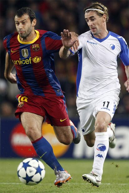 Mascherano lucha por el balón con Santin durante el partido contra el Copenhague.