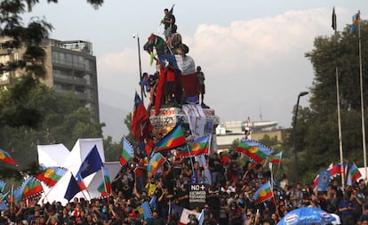 Manifestantes protestan en Chile contra Sebastián Piñera.