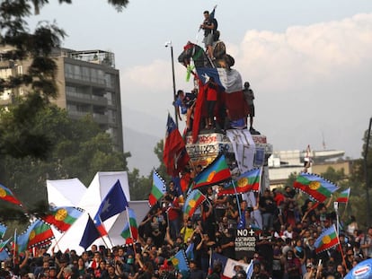 Manifestantes protestan en Chile contra Sebastián Piñera.