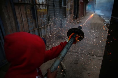 Un manifestante dispara un proyectil, este domingo 8 de enero, en Juliaca. La protesta exigía la liberación de Pedro Castillo y la convocatoria a elecciones.