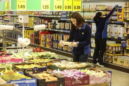Dos empleadas reponen productos en un supermercado de Lidl
