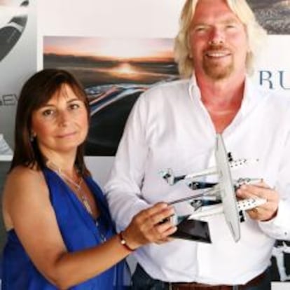 Ana Bru, que será la primera española en el espacio, con el empresario británico Richard Brandson, propietario de Virgin Galactic.