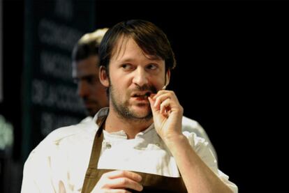 René Redzepi, durante la demostración gastronómica de ayer ante el público de Vitoria.