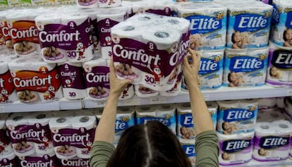 Una mujer compra papel higiénico en un supermercado en Santiago de el 29 de octubre de 2015.