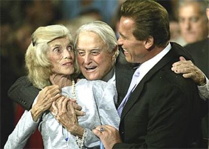 Schwarzenegger (derecha), con sus suegros, Sargent y Eunice, en Los Ángeles, tras conocer el resultado.