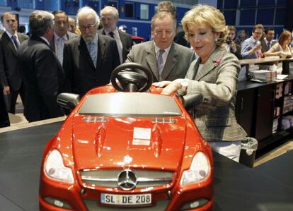 Jos&eacute; Mar&iacute;a &Aacute;lvarez del Manzano, en primer plano, junto a la presidenta del PP regional, Esperanza Aguirre, en una feria de Ifema en 2012.