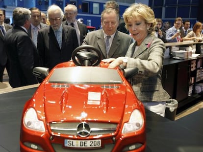 Jos&eacute; Mar&iacute;a &Aacute;lvarez del Manzano, en primer plano, junto a la presidenta del PP regional, Esperanza Aguirre, en una feria de Ifema en 2012.