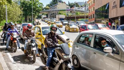 Motociclistas y automóviles en Bogotá (Colombia).