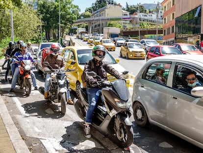 Motociclistas y automóviles en Bogotá (Colombia).