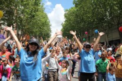 Voluntarios de La Caixa con un grupo de niños en la tercera edición del Día del Voluntario.