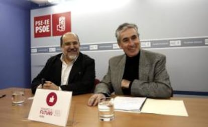 El diputado socialista Ramón Jáuregui y el secretario general del PSE-EE de Álava, Txarli Prieto (i), que han presentado hoy el proyecto socialista "Ganarse Europa. Crecimiento y Empleo".