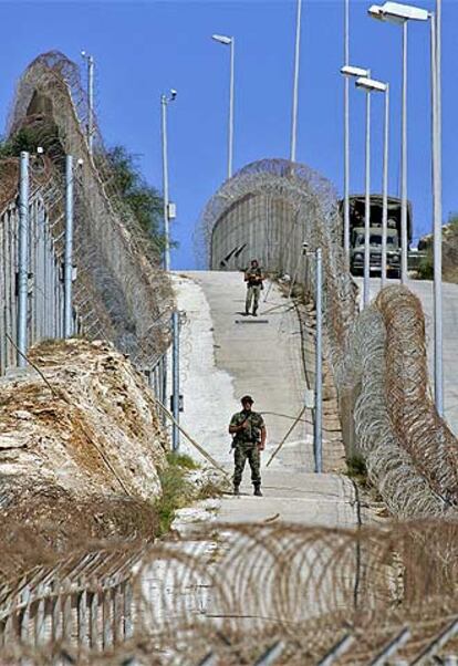 Soldados españoles patrullan la doble valla fronteriza de Melilla.