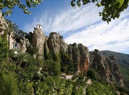 El campanario sobre la roca, la imagen más conocida de El Castell de Guadalest, cerca de Benidorm.