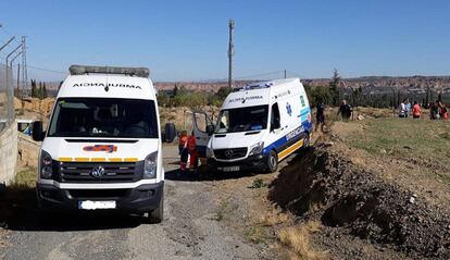 Dos ambulancias, cerca de la empresa pirotécnica de Guadix en la que se ha registrado una explosión.