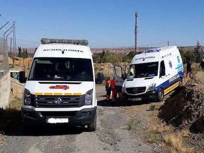 Dos ambulancias, cerca de la empresa pirotécnica de Guadix en la que se ha registrado una explosión.