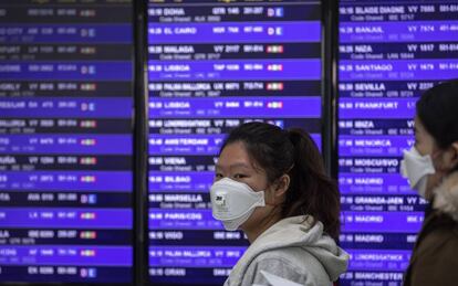 Passatgers amb mascaretes a l'Aeroport del Prat, a Barcelona.