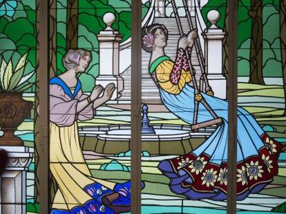 La vidriera coneguda com 'Las dames de Cerdanyola', una de les obres que es poden veure a l'exposició de La Pedrera.