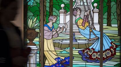 La vidriera coneguda com 'Las dames de Cerdanyola', una de les obres que es poden veure a l'exposició de La Pedrera.