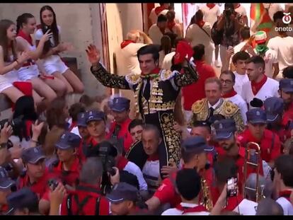 Jesús E. Colombo, a hombros tras cortar tres orejas a los toros de Miura, este domingo en Pamplona.