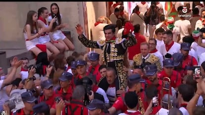 Jesús E. Colombo, a hombros tras cortar tres orejas a los toros de Miura, este domingo en Pamplona.