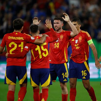 GELSENKIRCHEN (ALEMANIA), 20/06/2024.- Los jugadores de la selección española de fútbol celebran la victoria tras el encuentro de la fase de grupos de la Eurocopa 2024 que los combinados nacionales de España e Italia disputaron hoy jueves en el Arena AufSchalke, Gelsenkirchen (Alemania). EFE/Alberto Estévez