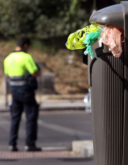 Suciedad en el barrio de Moratalaz en Madrid.