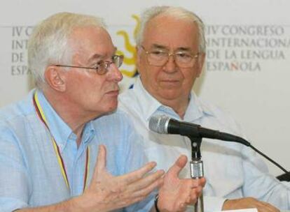 Víctor García de la Concha (izquierda) y el ex presidente de Colombia Belisario Betancur, ayer en Cartagena de Indias.