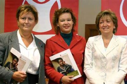 De derecha a izquierda, la ministra de Educación, la secretaria de Estado de Cooperación Internacional y la patrona de Save the Children.