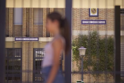 Fachada del colegio Santo Angel de Sevilla. 