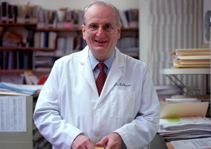 El doctor Judah Folkman, fotografiado en el año 2000.