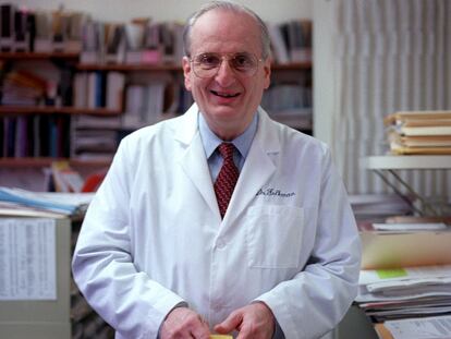 El doctor Judah Folkman, fotografiado en el año 2000.