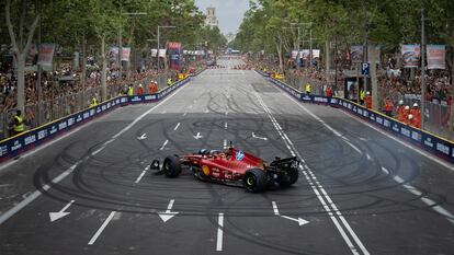 El piloto de F1 Carlos Sainz durante la celebración del Formula 1 Live Barcelona Road Show, en el Paseo de Gràcia, el 19 de junio de 2024.