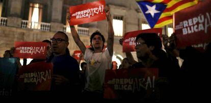 Manifestantes con pancartas y esteladas en una manifestación independentista el pasado octubre.