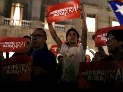 Manifestantes con pancartas y esteladas en una manifestación independentista el pasado octubre. 