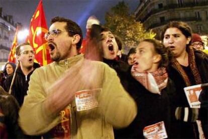 Participantes en la manifestación celebrada ayer en París contra el estado de emergencia.