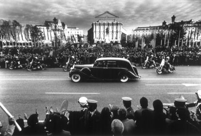 Uno de los momentos claves de la historia de España, la proclamación, el 22 de noviembre de 1975, del Rey Juan Carlos I, de la que Royal fue testigo en primera fila. Las fotos de Royal pueden verse hasta el 30 de abril.