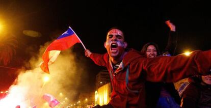 Chilenos celebran el título en la plaza Italia, en Santiago.