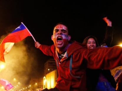 Chilenos celebran el título en la plaza Italia, en Santiago.