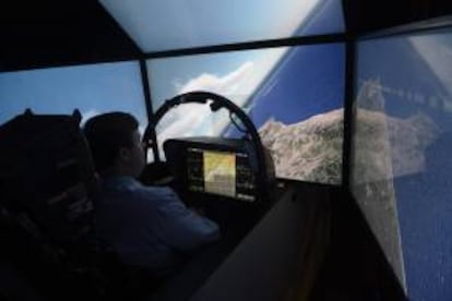 Un visitante prueba la cabina de un simulador de vuelo del avión de combate Boeing F/A-18E/F Super Hornet. EFE/Archivo