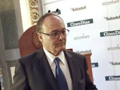 El gobernador del Banco de España, Luis María Linde, a su llegada a un desayuno de trabajo en el que ha asegurado que el tono de la economía española "empieza a cambiar" y ha estimado que pese a posibles sorpresas, la mejora de la prima de riesgo "es estable y se va a mantener".