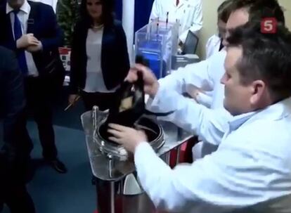 Dos científicos sacan de un cilindro lleno de líquido al perro ruso Nikolas.