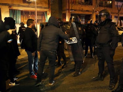 Centenares de vecinos se manifiestan frente a la vivienda del supuesto asesino.