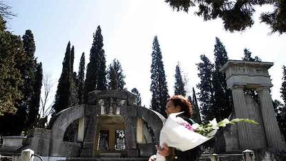 Una mujer lleva flores al Cementerio Civil de Madrid, en 2019.