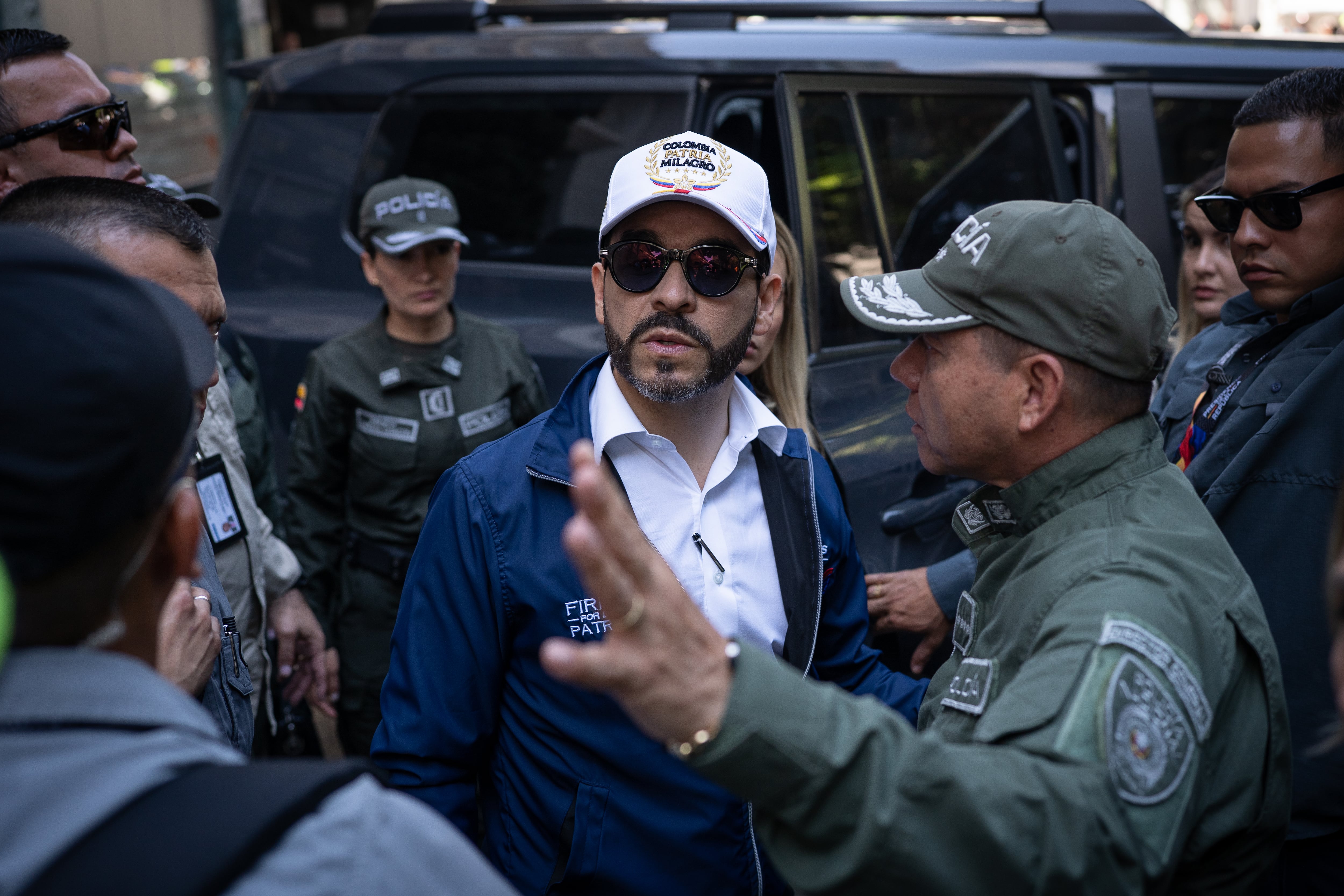 Abelardo de la Espriella llega a una zona afectada en el centro de Pereira, este martes.