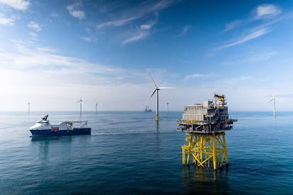 Parque eólico marino flotante con sus característicos aerogeneradores.