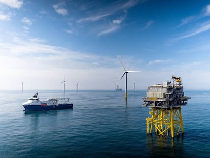 Parque eólico marino flotante con sus característicos aerogeneradores. 
 