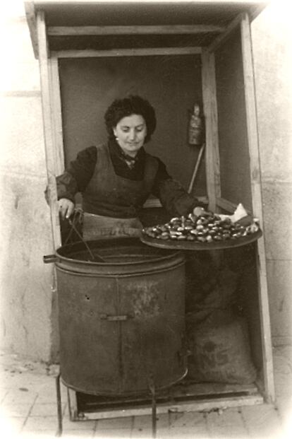 Pepa Fernández y su hermana Antonia (en la imagen) compartieron oficio y puesto de castañas durante años en el paseo del Prado. / Álbum familiar