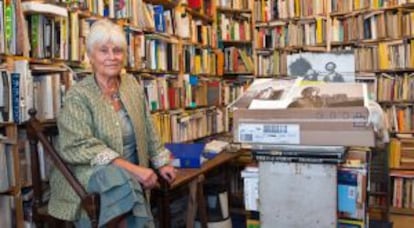 La librería Ulysse, dedicada a los viajes, con su propietaria.