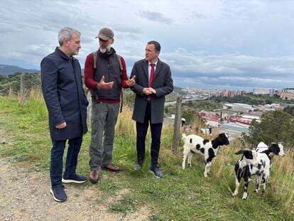 El alcalde de Barcelona y presidente del AMB, Jaume Colboni, y el conseller de Agricultura, Ganadería, Pesca y Alimentación, Òscar Ordeig, visitan el Parc Natural de Collserola.